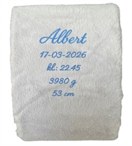 Gråt babytæppe fra Nørgaard Madsen i størrelse 80x110 cm med blød plysset forside, bagside med prikker og broderi med navn, dato